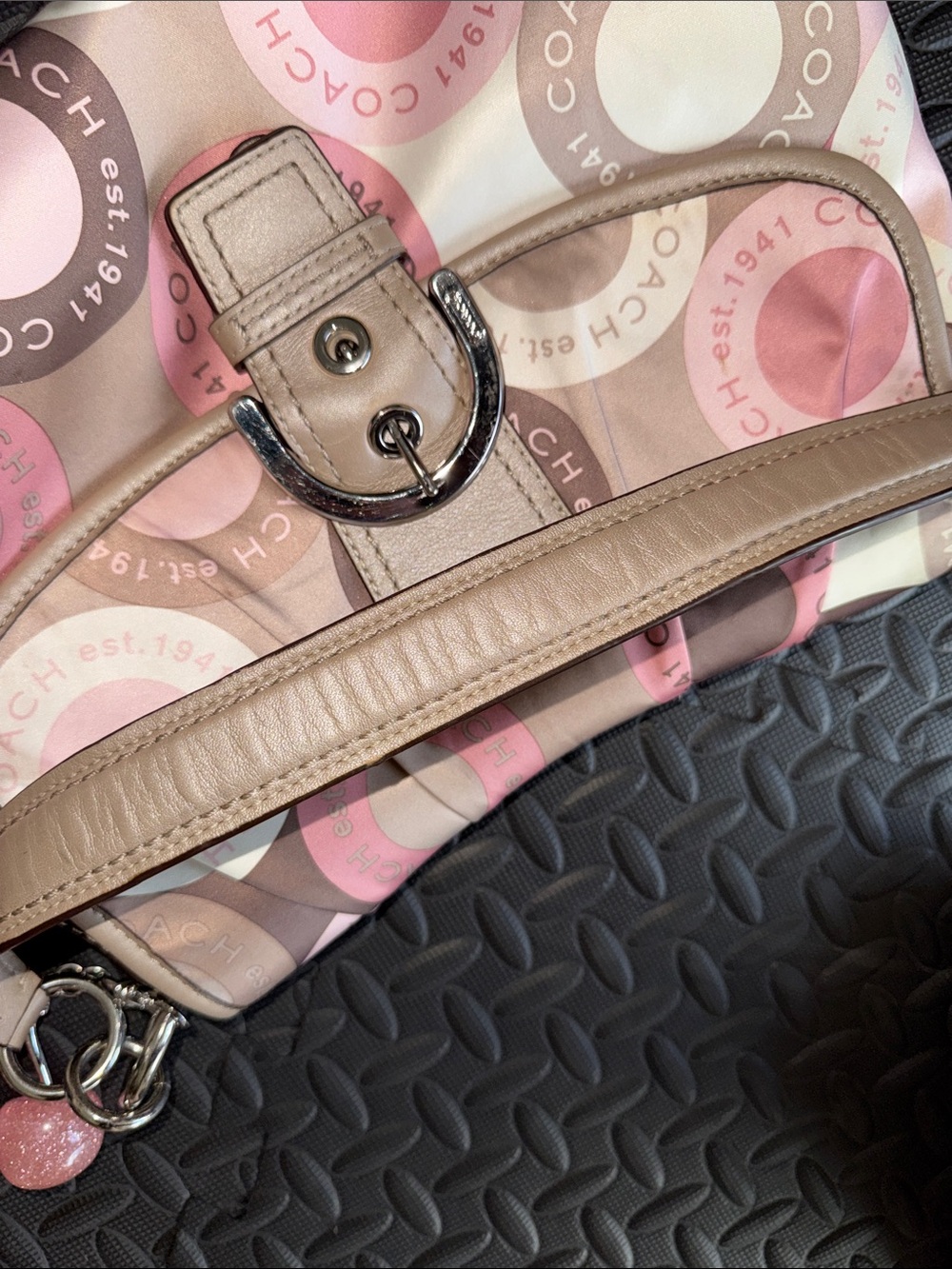 Vintage COACH SoHo Pink, Beige & Brown Signature Circle Shoulder Bag with Charm - Picture 14 of 15